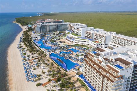 Vista aerea del Royalton Riviera Cancun con la spiaggia e l'oceano