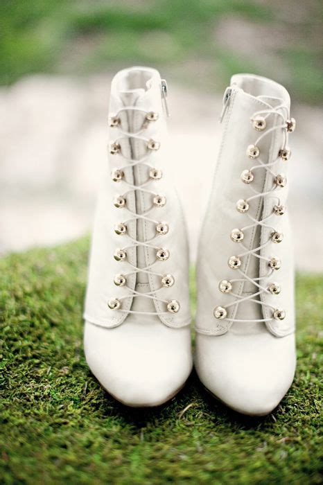 Scarpe da sposa alternative: anfibi, Converse e décolleté audaci