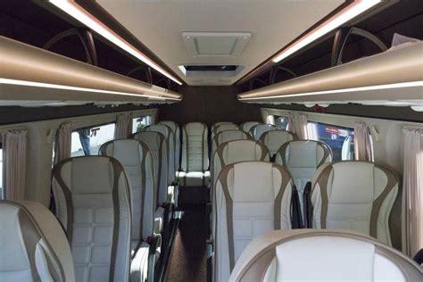 interno di un minibus di lusso con posti a sedere comodi