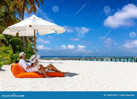 Coppia romantica su una spiaggia tropicale