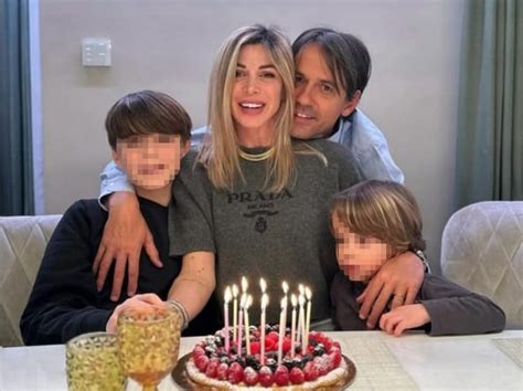 Foto di famiglia di Simone Inzaghi e Gaia Lucariello con i figli