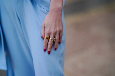 anello d'oro al dito