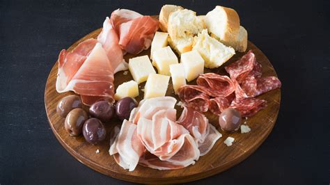 Birre artigianali in degustazione con taglieri di salumi e formaggi