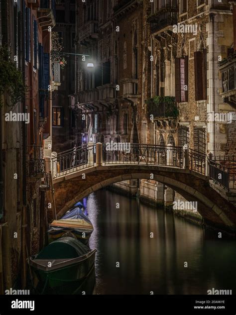 Vista notturna di un canale a Venezia con locali illuminati