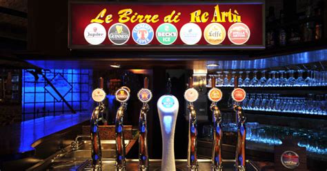 Interno vivace di un pub con birre alla spina