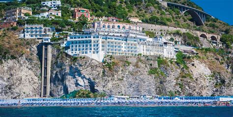 Vista panoramica del Lloyd's Baia Hotel a picco sul mare