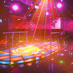 Ingresso scenografico di una discoteca con luci e musica