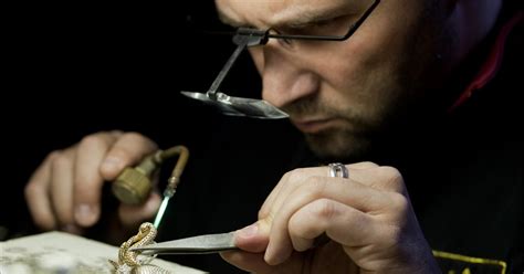 maestro orafo al lavoro