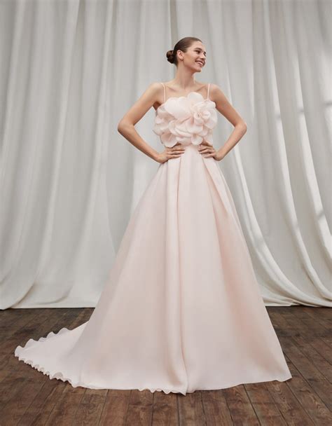 Varietà di abiti da sposa rosa in diverse tonalità