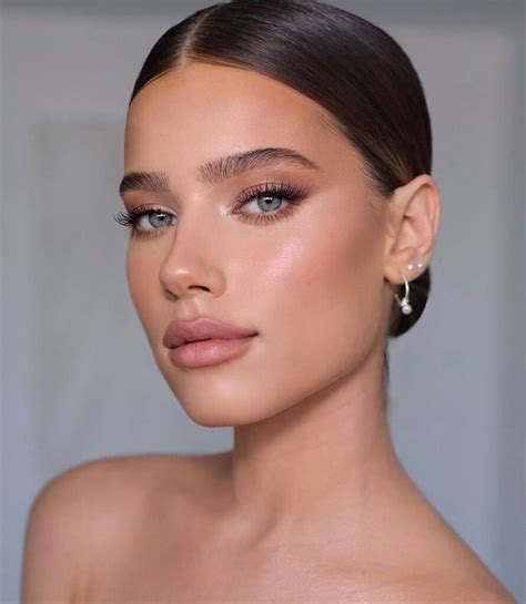 Esempio di trucco sposa con focus sugli occhi e labbra nude