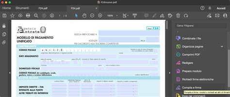 ragazza che compila un modulo di prenotazione online