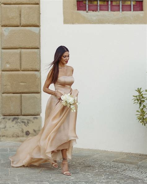 Secondo abito di Belen Rodriguez in pizzo dorato