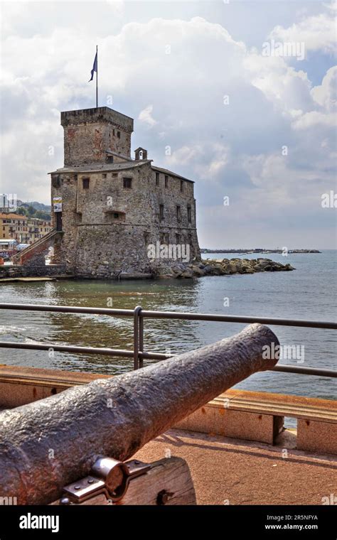 Castello storico sul mare in Sicilia