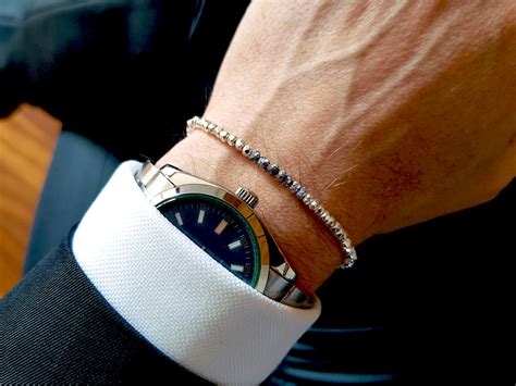 Uomo con bracciale