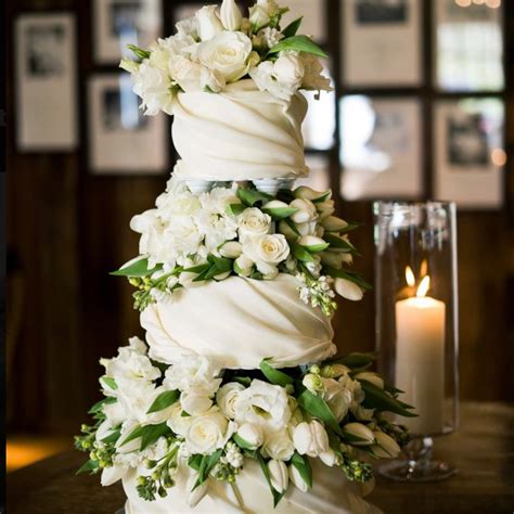 Varietà di torte nuziali con diversi stili e decorazioni