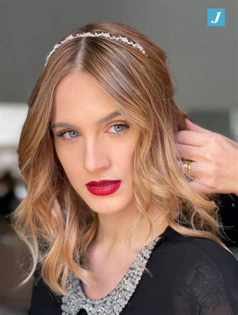 Damigella con capelli sciolti e cerchietto