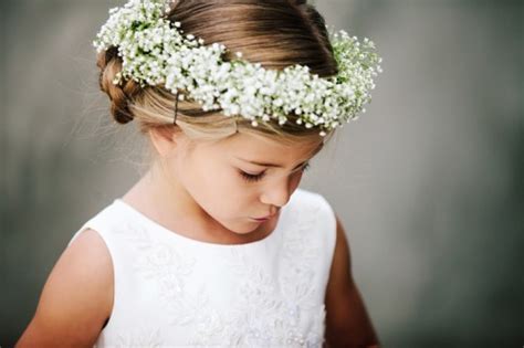 Bambina damigella con coroncina di fiori