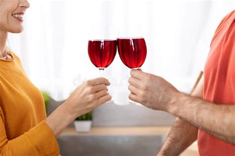 coppia che festeggia l'anniversario