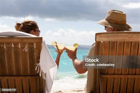 coppia che brinda con cocktail