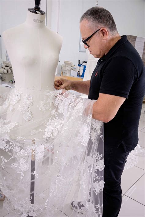 Stilista Stefano Blandaleone al lavoro su un abito da sposa