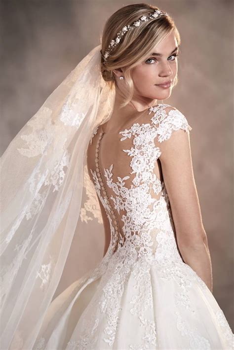 Dettaglio di un abito da sposa con pizzo chantilly