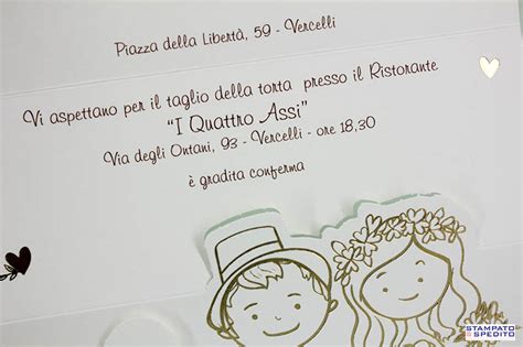 Arco floreale con cuori e sposi che si tengono per mano