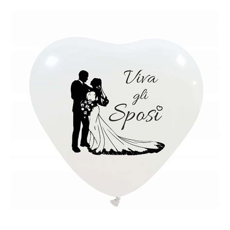 Sposi con palloncini a forma di cuore