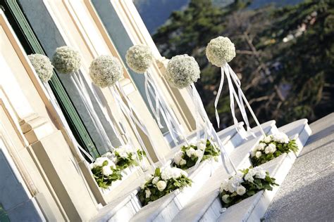 Matrimonio con addobbi floreali su ringhiera