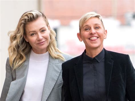 Ellen DeGeneres e Portia de Rossi sorridono insieme
