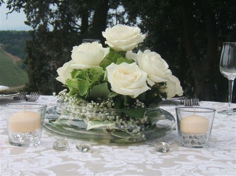 Composizione floreale con rose bianche e feuillage