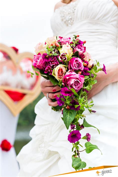 Diverse tipologie di bouquet da sposa: a cascata e bracciale floreale
