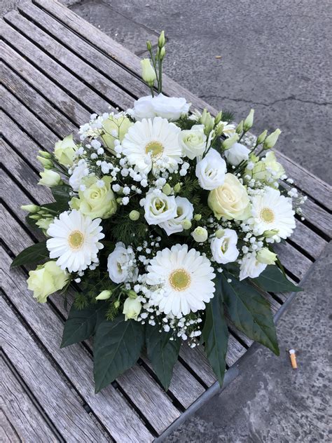 Centrotavola minimalista con fiori bianchi, verdi e dettagli dorati