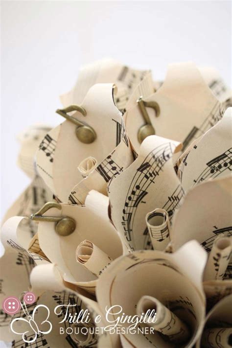 Bouquet matrimonio a tema musica con spartiti, note musicali e chiavi di violino