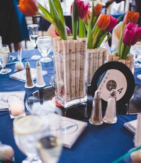 Centrotavola matrimonio a tema musica con vinili e spartiti