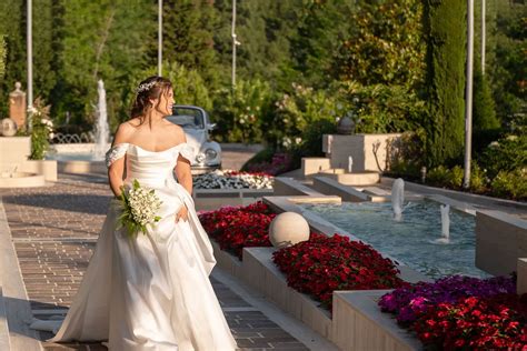 Grafico comparativo delle ricerche online per gli abiti da sposa reali