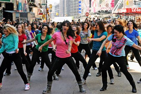 gruppo di persone che esegue un flash mob