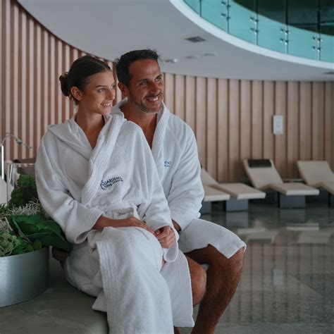 coppia di amiche in una spa