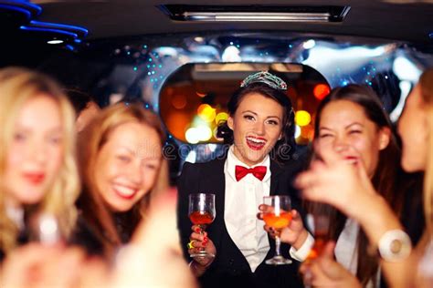 gruppo di amiche che festeggia in una limousine