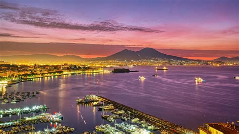 Vista panoramica di Napoli al tramonto