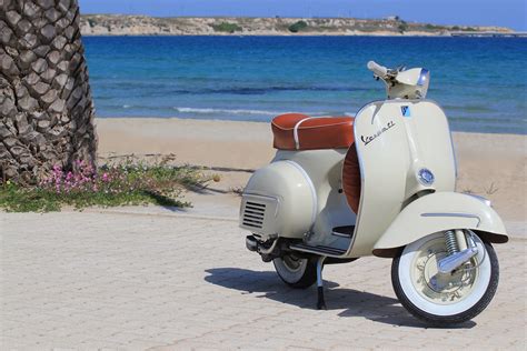 Coppia in Vespa d'epoca con sfondo Napoli