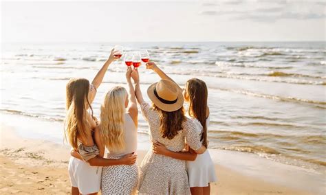 Gruppo di amiche che brindano con vista sul mare