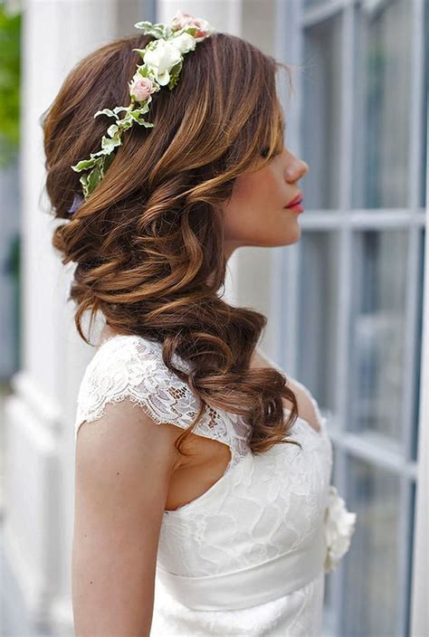 Sposa con acconciatura semiraccolto laterale con fiori