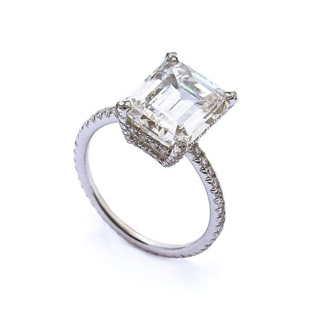 Anelli di diamante con un numero 60
