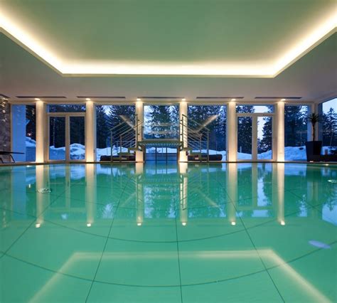 Vista panoramica di una SPA moderna con piscina interna