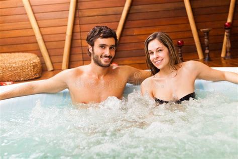 Coppia che si rilassa in una vasca idromassaggio in una SPA