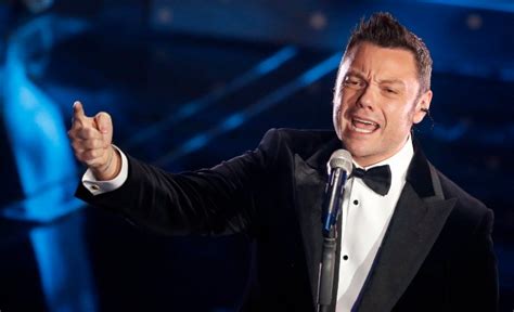 Tiziano Ferro che canta sul palco