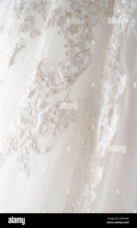 Dettaglio di un abito da sposa in pizzo