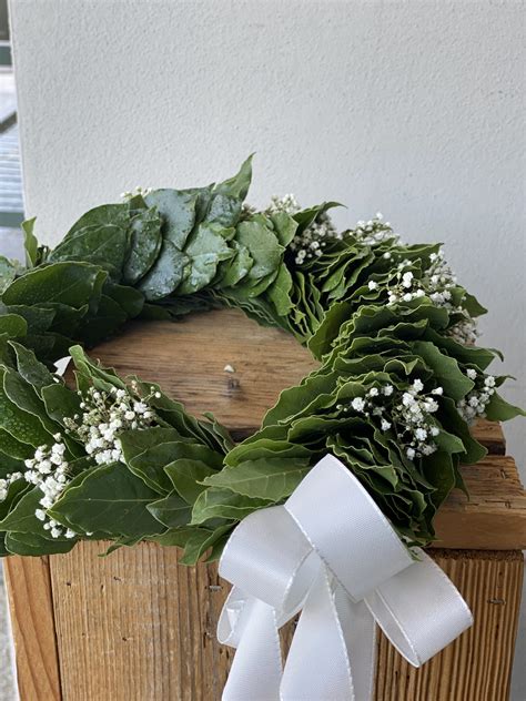 Raffigurazione di una sposa nell'antica Grecia con tunica di lino e corona di fiori.