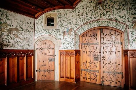 Interno di un castello medievale arredato per un matrimonio