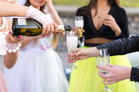 Ragazze che festeggiano un addio al nubilato